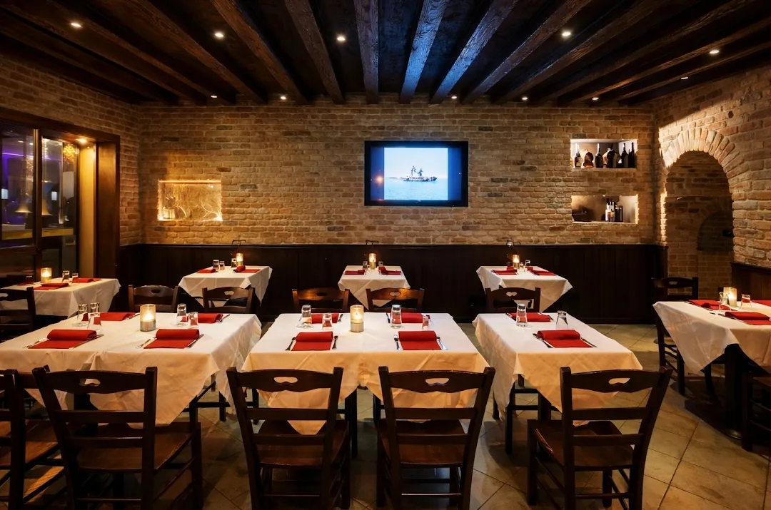 Sala principale dell'osteria con muri di mattoni a vista e travi in legno