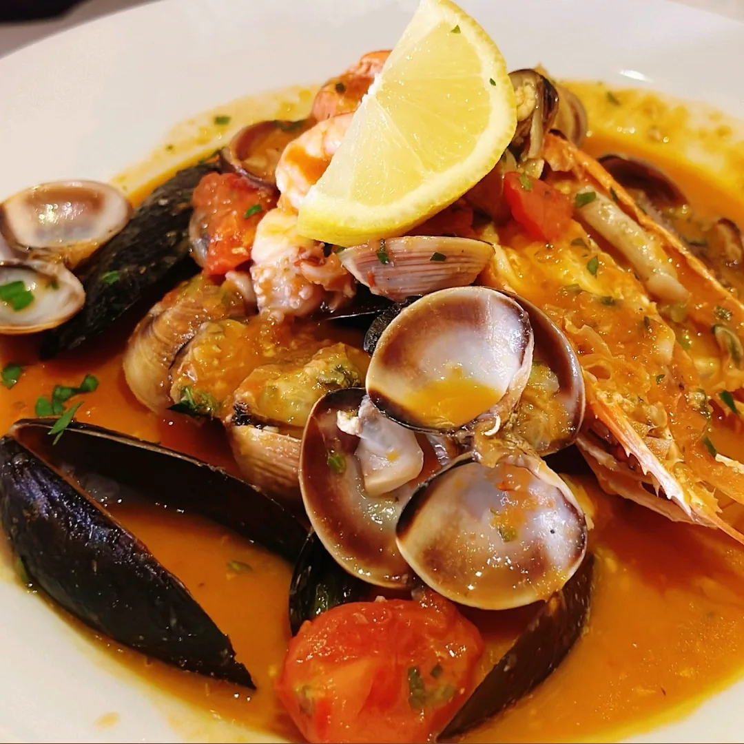 Zuppa di pesce con vongole, cozze, gamberi e scampi