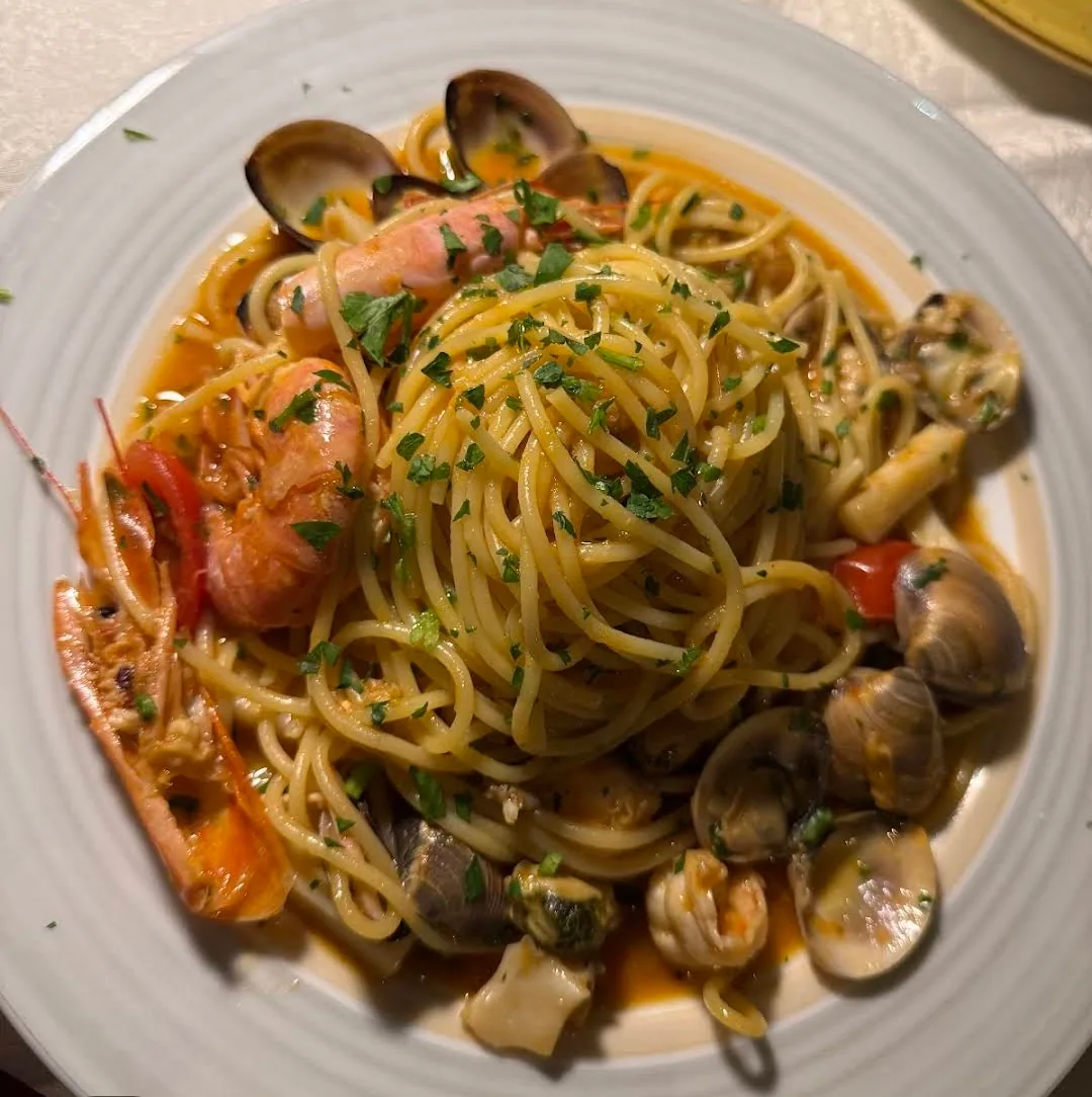 Spaghetti allo scoglio with clams, prawns and scampi